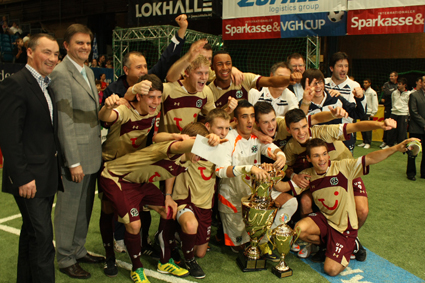 Hannover 96 ist der Sieger des 22.Internationalen U19-Hallenturniers um den Sparkasse & VGH CUP 2011! Die "Roten" aus der Landeshauptstadt setzen sich in einem dominanten Finale sicher mit 2:0 gegen den Turnierneuling 1.FC Köln durch. die Treffer erzielte