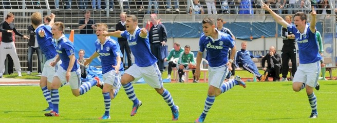 Der FC Schalke 04 sicherte sich am Sonntag Vormittag in einer packenden Begegnung den Deutschen Meistertitel bei den U19 - Junioren. In Erkenschwick gewann der Knappen-Nachwuchs gegen den Nachwuchs des FC Bayern München mit 2:1(0:0).

Vor über 12.000 Zu